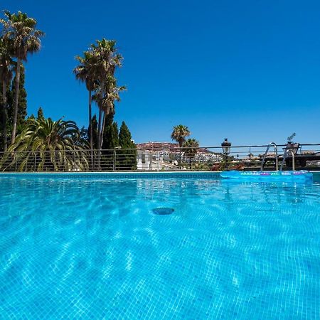 Villa Rosa Luxury Private Large Villa To Rent Манилва Екстериор снимка