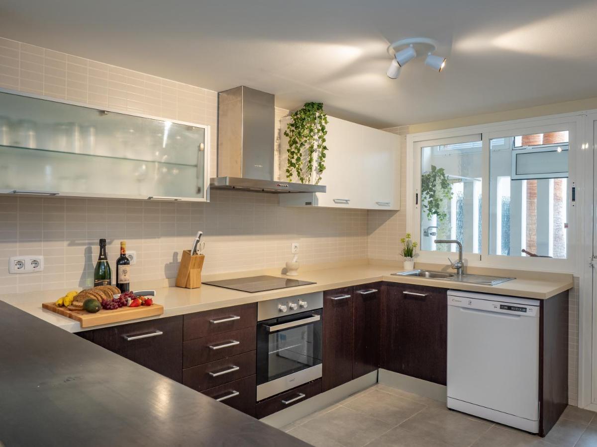 Villa Rosa Luxury Private Large Villa To Rent Манилва Екстериор снимка