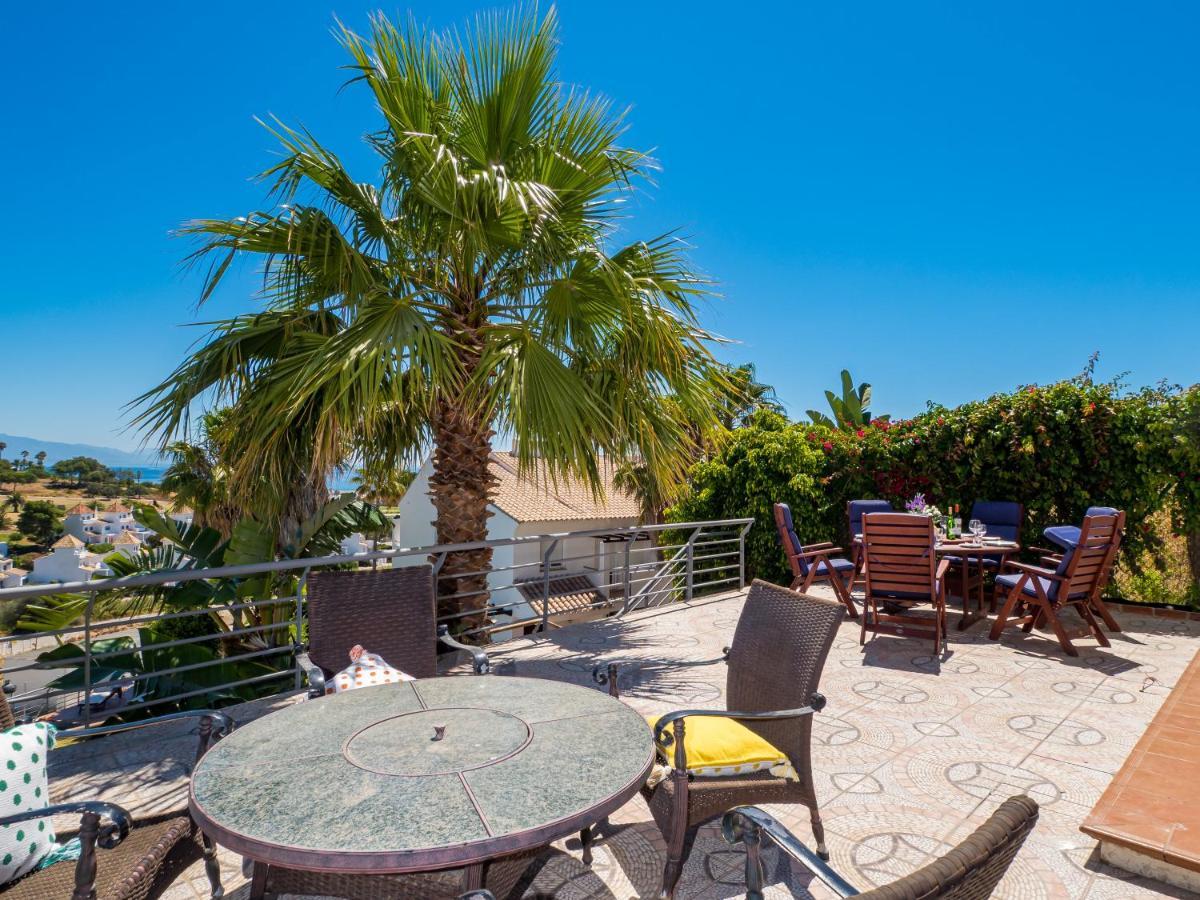 Villa Rosa Luxury Private Large Villa To Rent Манилва Екстериор снимка