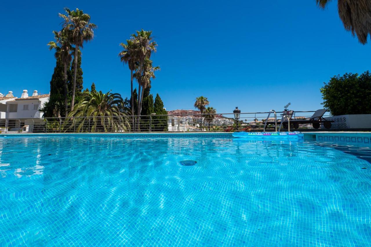 Villa Rosa Luxury Private Large Villa To Rent Манилва Екстериор снимка