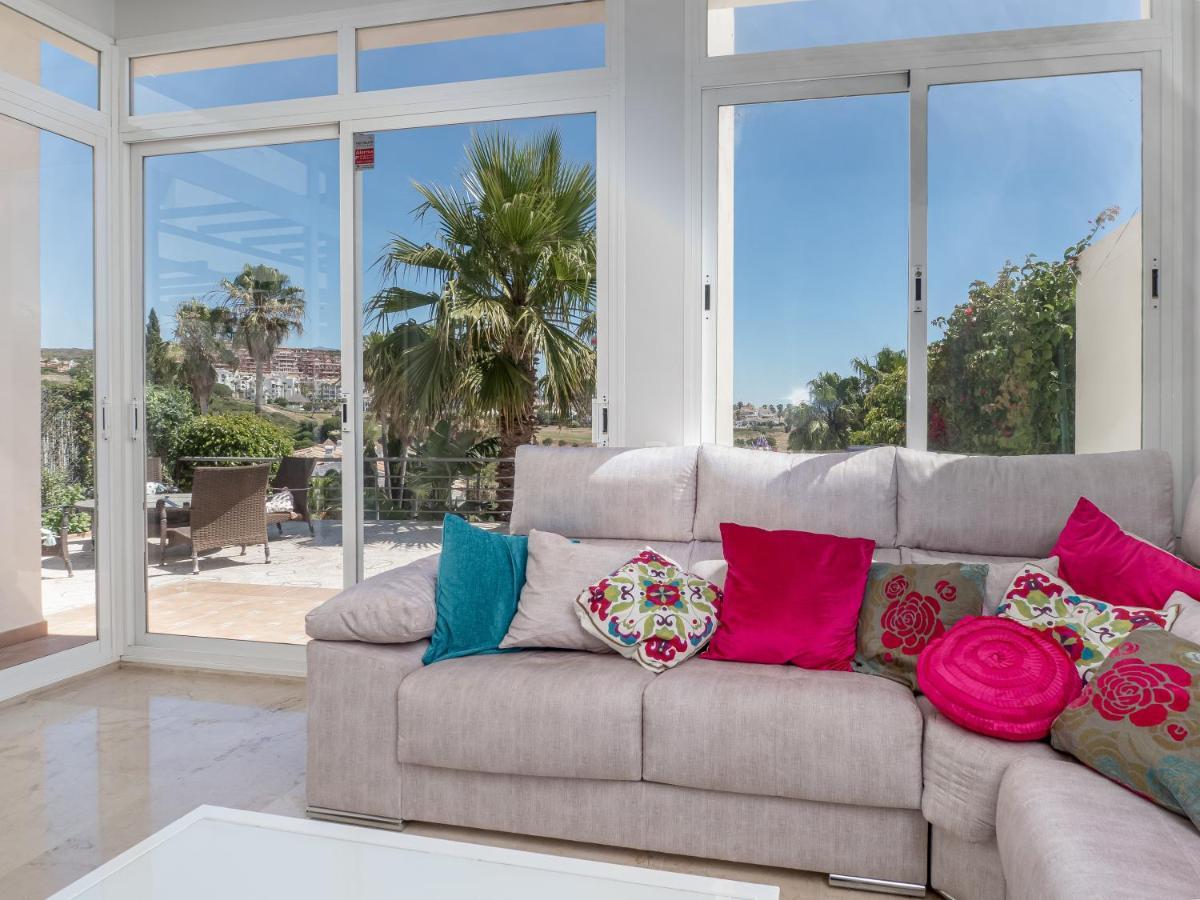 Villa Rosa Luxury Private Large Villa To Rent Манилва Екстериор снимка