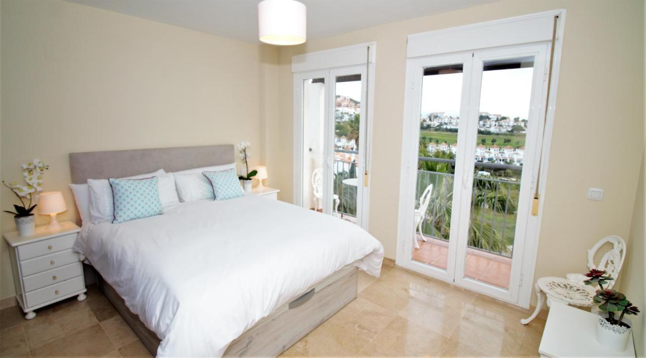 Villa Rosa Luxury Private Large Villa To Rent Манилва Екстериор снимка