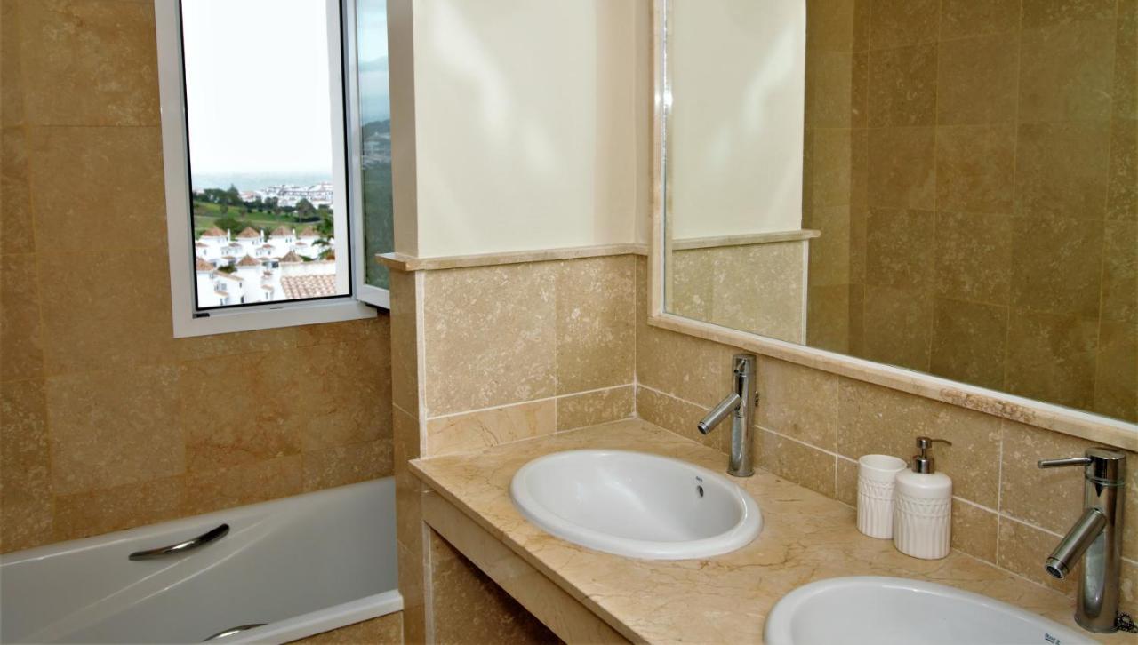 Villa Rosa Luxury Private Large Villa To Rent Манилва Екстериор снимка
