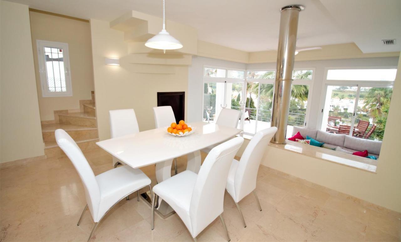 Villa Rosa Luxury Private Large Villa To Rent Манилва Екстериор снимка