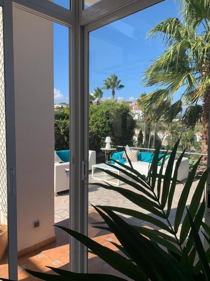 Villa Rosa Luxury Private Large Villa To Rent Манилва Екстериор снимка